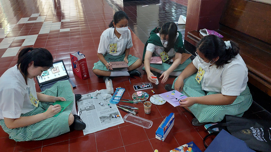 Siswi-siswi Mengerjakan tugas di lorong Aula SMP.