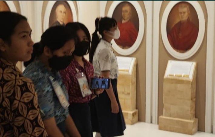 Siswi kelas 9 mengadakan kunjungan langsung ke Museum Katedral