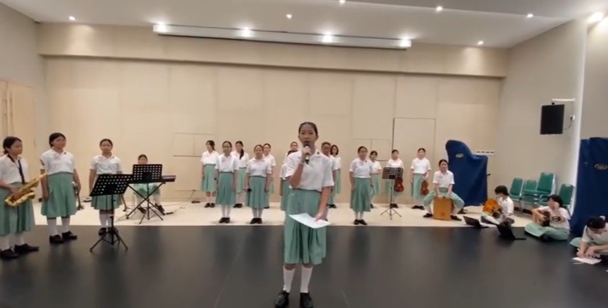  Persiapan musikalisasi puisi oleh kelas VII-3 dengan menyanyikan lagu yang berjudul Persahabatan 