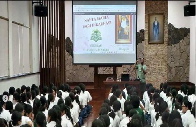 Siswi kelas VIII SMP Santa Ursula berkumpul untuk menyimak kisah Santa Maria dari Inkarnasi.