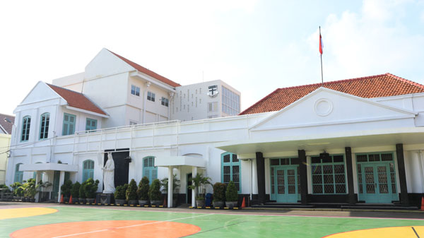 Gedung Sekolah depan Jalan Pos