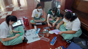 Siswi-siswi Mengerjakan Tugas di Lorong Aula SMP