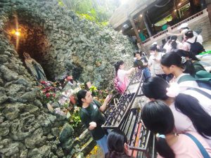 Siswi Kelas VIII & IX Mengikuti Ziarah di Gua Maria Bukit Kanada